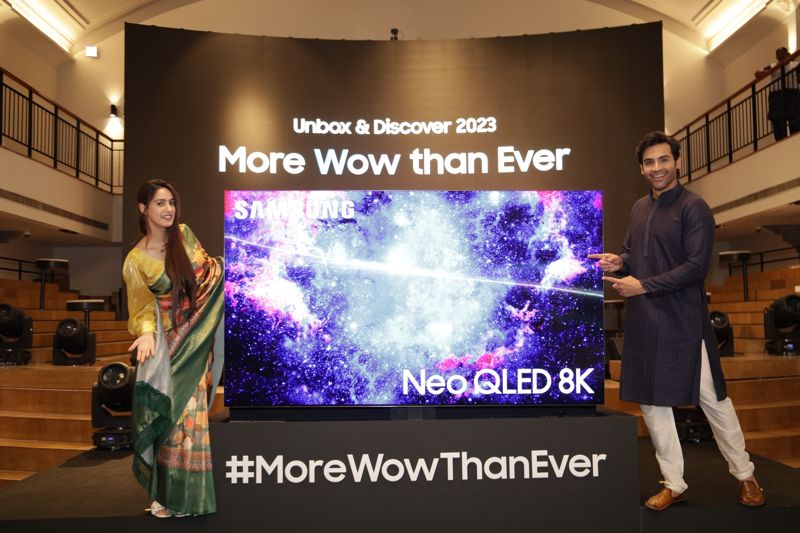 삼성전자 모델이 인도 방갈로르 삼성 오페라 하우스에서 열린 2023년 Neo QLED 제품 공개 행사에서 다양한 Neo QLED 8K TV를 선보이고 있다. 삼성전자 제공