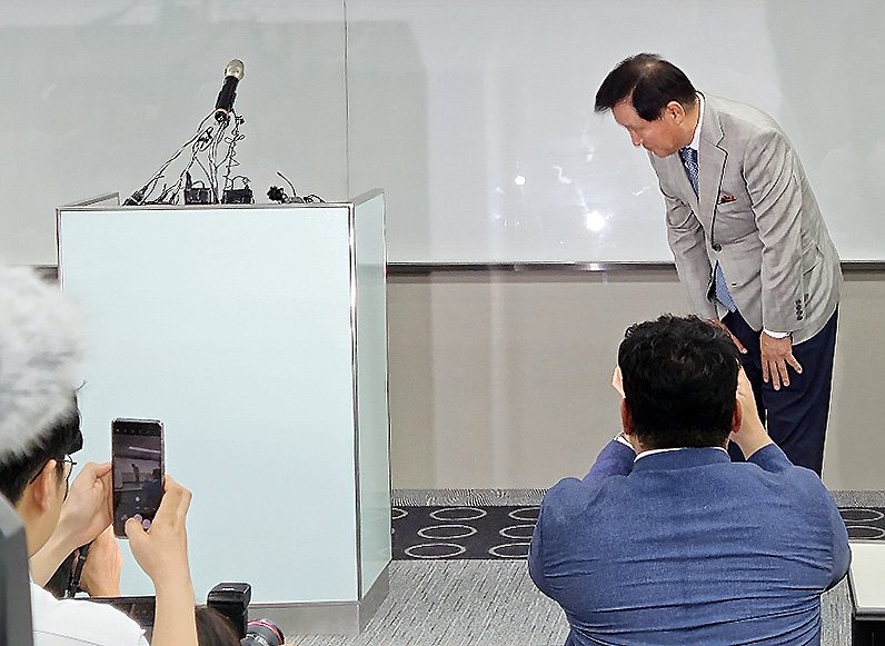 김익래 다우키움 회장이 4일 오후 서울 영등포구 여의도 키움증권 본사에서 열린 대국민 사과 기자회견에서 고개를 숙이며 사과하고 있다. 김 회장은 다우키움그룹 회장직과 키움증권 등기이사장직에서 사퇴하고 다우데이타 주식 140만주를 매각해 현금화한 605억원은 사회에 전액 환원하기로 한다고 밝혔다. 2023.5.4/뉴스1 ⓒ News1 공준호 기자