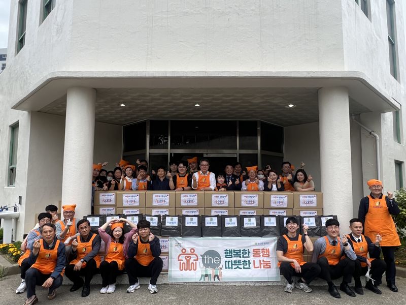 부산환경공단, 독거어르신에 1천만원 상당 반찬&middot;선물상자 나눔