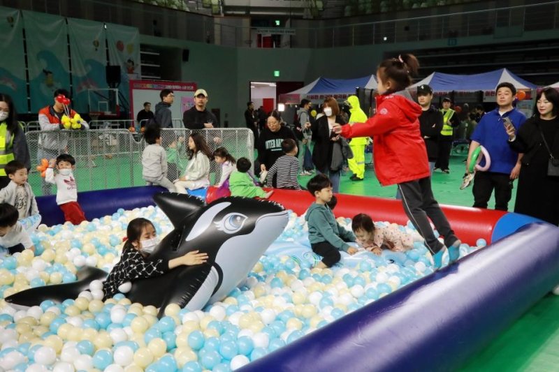 지난 2023년 5월 울산 문수체육관에서 열린 어린이날 기념행사에서 어린이들이 고래를 주제로 한 놀이공간에서 놀고 있다. 울산시 제공
