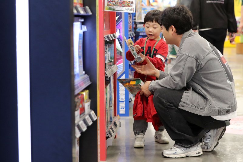 어린이날인 5일 가족과 함께 서울시내 한 대형마트 완구코너를 찾은 어린이가 선물을 고르고 있다. 2023.5.5/뉴스1 ⓒ News1 박세연 기자