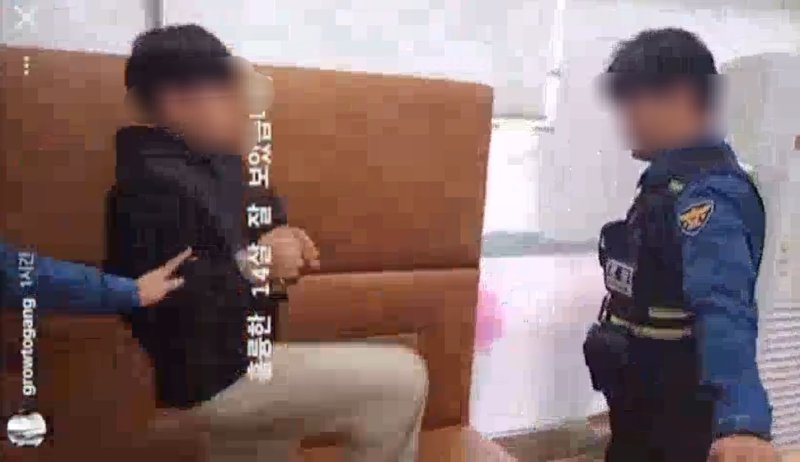 만 13세 소년이 경찰관에게 발길질하는 장면이 촬영된 영상이 온라인에 공개되면서 누리꾼들의 공분을 샀다. /사진=커뮤니티 캡처,뉴스1