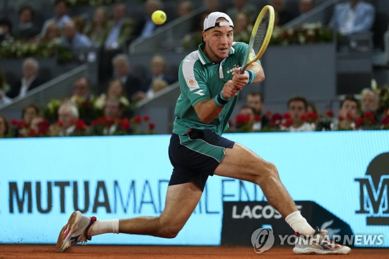 슈트루프 Jan-Lennard Struff of Germany returns a shot to Aslan Karatsev of Russia during their semi-final match at the Mutua Madrid Open at the Caja Magica stadium, in Madrid, Spain, on Friday, May 5, 2023. Photo by Paul Hanna/UPI