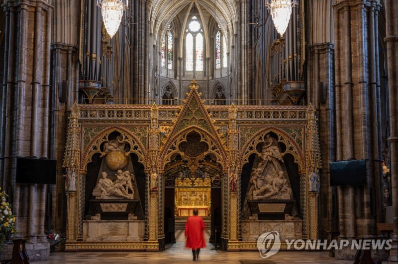 영국 대관식 치러지는 웨스트민스터 사원 내부 LONDON, ENGLAND - APRIL 12: General views inside Westminster Abbey ahead of the King's Coronation on April 12, 2023 in London, England. Westminster Abbey has been used as Britain's coronation church since William the Conqueror in 1066, with the exception of kings Edward V an