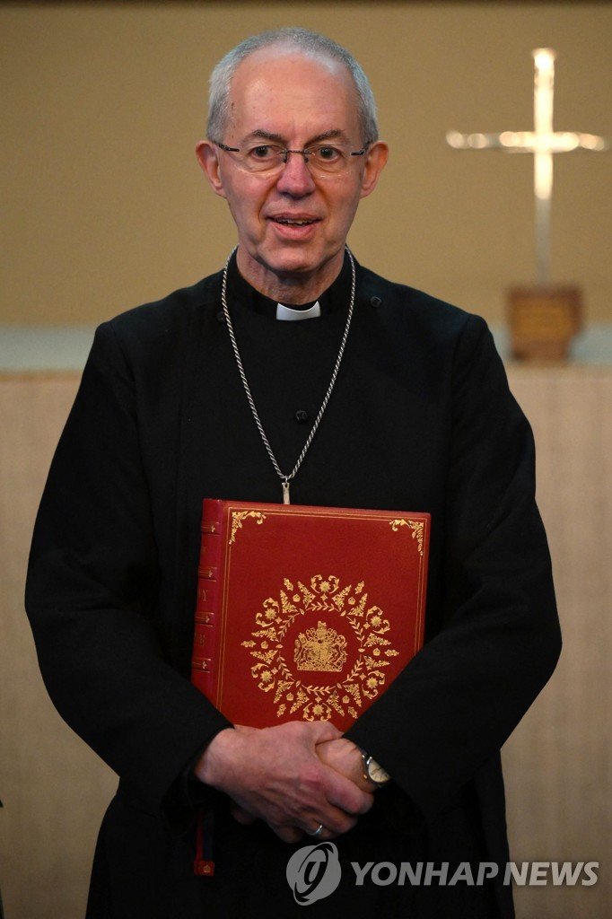 대관식 성경 들고 있는 캔터베리 대주교 The Archbishop of Canterbury Justin Welby poses with the Coronation Bible, a specially commissioned Bible which will be used during the Coronation Service when The King takes the Coronation Oath, in Lambeth Palace in London on April 20, 2023. - Four copies of the Coronation Bib