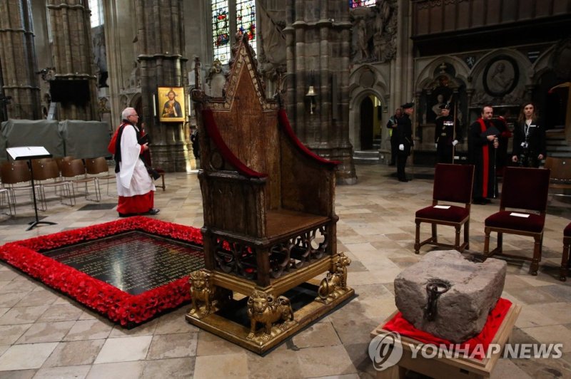 영국 웨스트민스터 사원 대관식 의자와 '운명의 돌' Dean of Westminster, David Hoyle arrives to conduct a service to welcome the Stone of Destiny inside Westminster Abbey in central London on April 29, 2023. - The stone, an ancient symbol of Scotland?s monarchy, will play a central role in the Coronation of The King in th