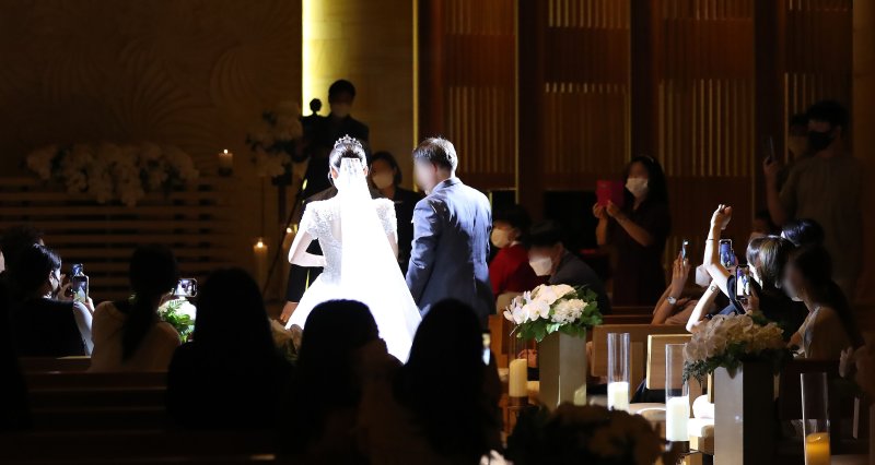 서울 시내의 한 대형 웨딩업체 웨딩홀에서 결혼식이 진행되고 있다. (사진은 기사 내용과 무관함.) ⓒ News1 임세영 기자