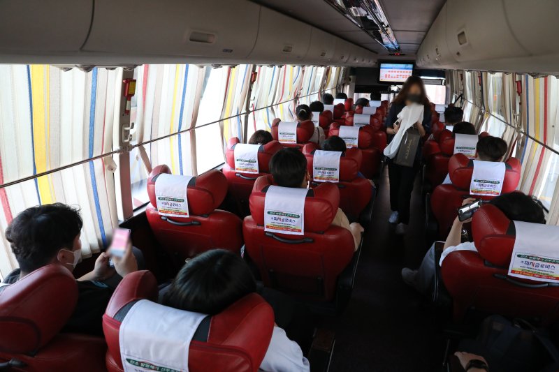 여행객들이 버스에 탑승하고 있다. (사진은 기사 내용과 무관함) 뉴스1