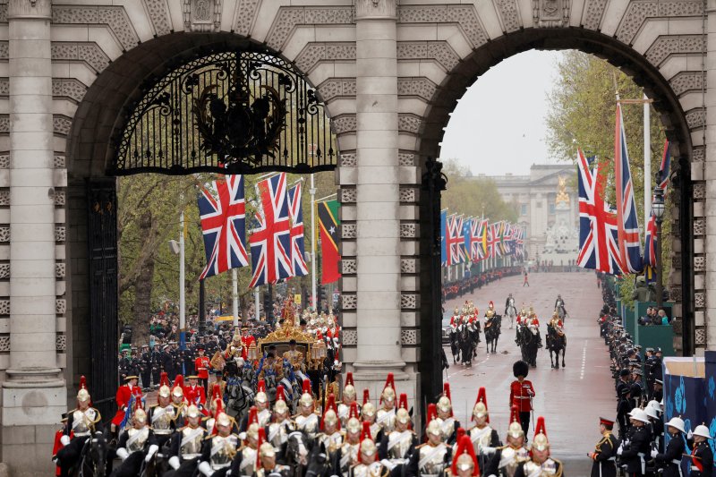 찰스 3세 국왕이 6일(현지시간) 영국 런던 버킹엄궁에서 '다이아몬드 주빌리 코치' 마차를 타고 웨스트민스터 사원으로 향하고 있다. 이날 찰스 3세는 선대 국왕인 엘리자베스 2세 여왕의 서거 이후 8개월 만에 대관식을 치른다. ⓒ 로이터=뉴스1 ⓒ News1 정윤영 기자