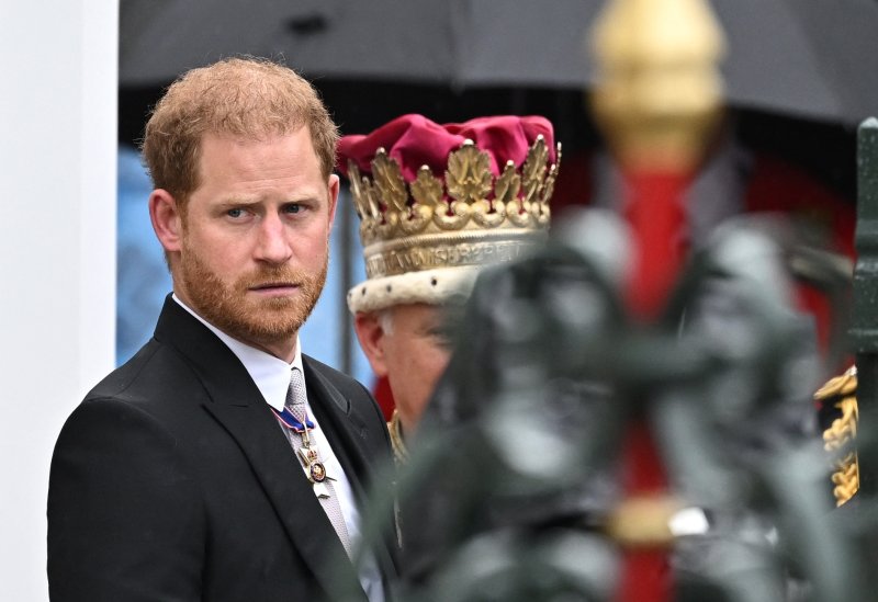 영국 찰스 3세의 차남인 해리 왕자가 6일(현지시간) 영국 런던 웨스트민스터 사원에서 아버지의 대관식을 지켜보고 있다.로이터뉴스1