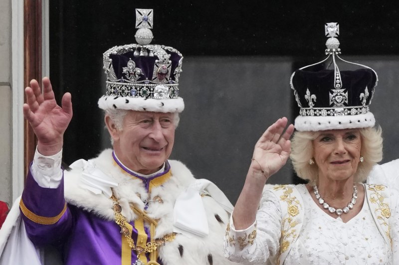 6일(현지시간) 영국 런던에서 대관식을 치른 영국국왕 찰스 3세와 커밀라 왕비가 버킹엄궁에서 국민들을 향해 손을 흔들고 있다. /AP 뉴시스
