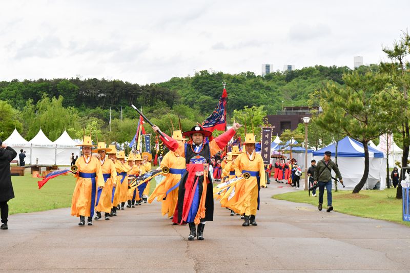 집중 호우로 미뤄진 양주 회암사지 왕실축제 어가행렬이 6일 회암사지 잔디마당 메인무대로 이동하고 있다. 사진=양주시