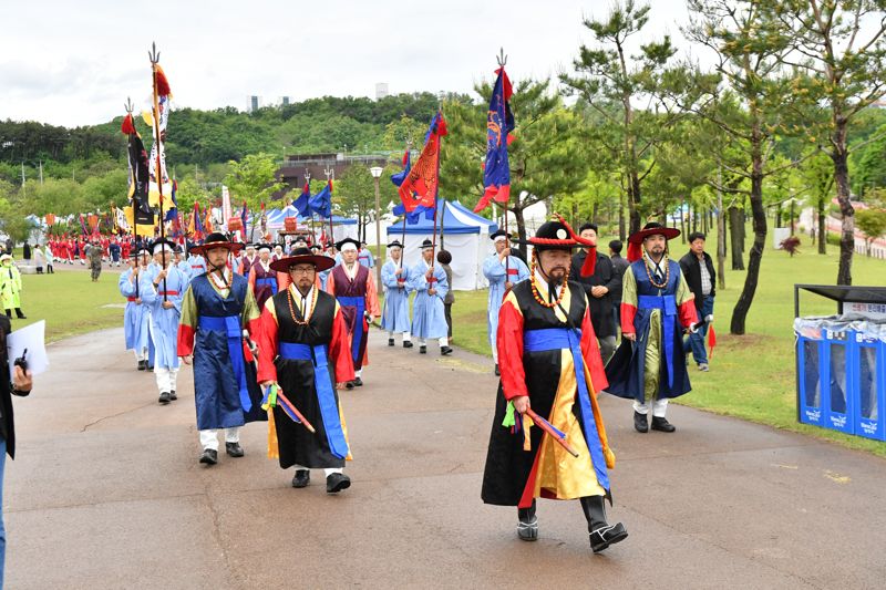 집중 호우로 미뤄진 양주 회암사지 왕실축제 어가행렬이 6일 회암사지 잔디마당 메인무대로 이동하고 있다. 사진=양주시