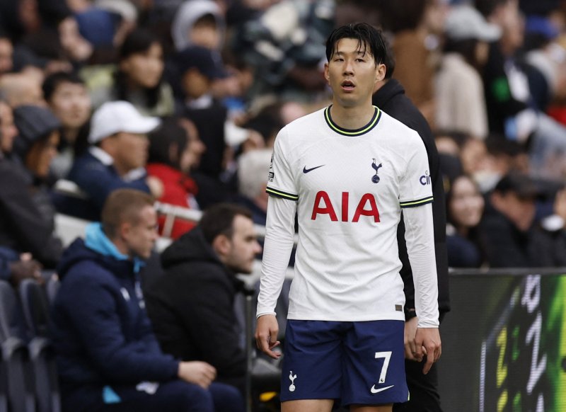 Soccer Football - Premier League - Tottenham Hotspur v Crystal Palace - Tottenham Hotspur Stadium, London, Britain - May 6, 2023 Tottenham Hotspur's Son Heung-min reacts after being substituted Action Images via Reuters/Andrew Couldridge EDITORIAL USE ONLY. No use with unauthorized audio, video, dat