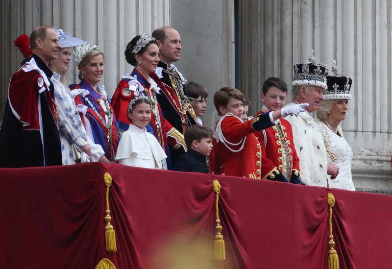 영국 국왕 찰스 3세의 대관식후 버킹엄궁 발코니에서 인사하고 있는 왕족들 /REUTERS/뉴스1
