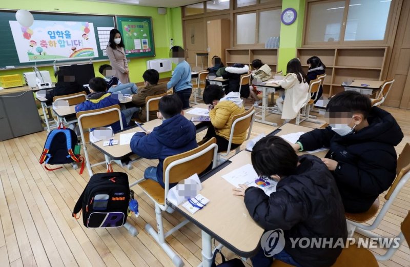 초등학교에서 아침·저녁돌봄과 방과 후 프로그램을 제공하는 '늘봄학교'가 시범운영을 시작한 지난 3월 인천시 연수구 연수초등학교에서 1학년 신입생들이 늘봄학교의 세부 프로그램인 '초1 에듀케어'에 참여하고 있다. 연합뉴스 제공