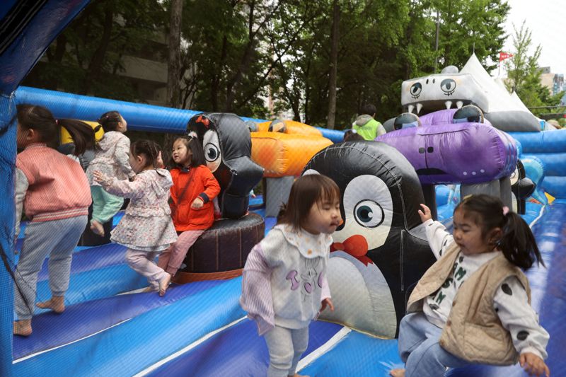 2023 노원구 어린이날 축제 ‘함께해요 노원 네버랜드’가 7일 서울 노원구 노해로 일대에서 열려 행사장을 찾은 어린이들이 즐거운 하루를 보내고 있다. 사진=서동일 기자