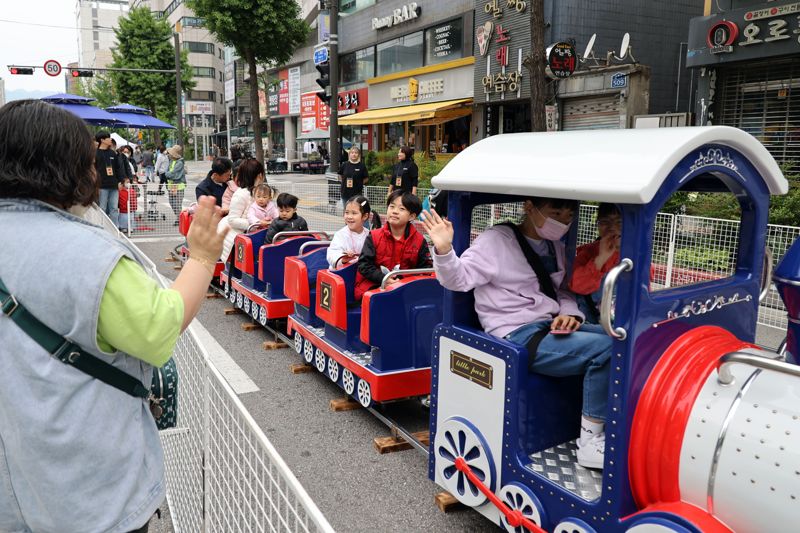 2023 노원구 어린이날 축제 ‘함께해요 노원 네버랜드’가 7일 서울 노원구 노해로 일대에서 열려 행사장을 찾은 어린이들이 즐거운 하루를 보내고 있다. 사진=서동일 기자