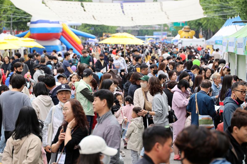 2023 노원구 어린이날 축제 ‘함께해요 노원 네버랜드’가 7일 서울 노원구 노해로 일대에서 열려 행사장을 찾은 어린이들이 즐거운 하루를 보내고 있다. 사진=서동일 기자