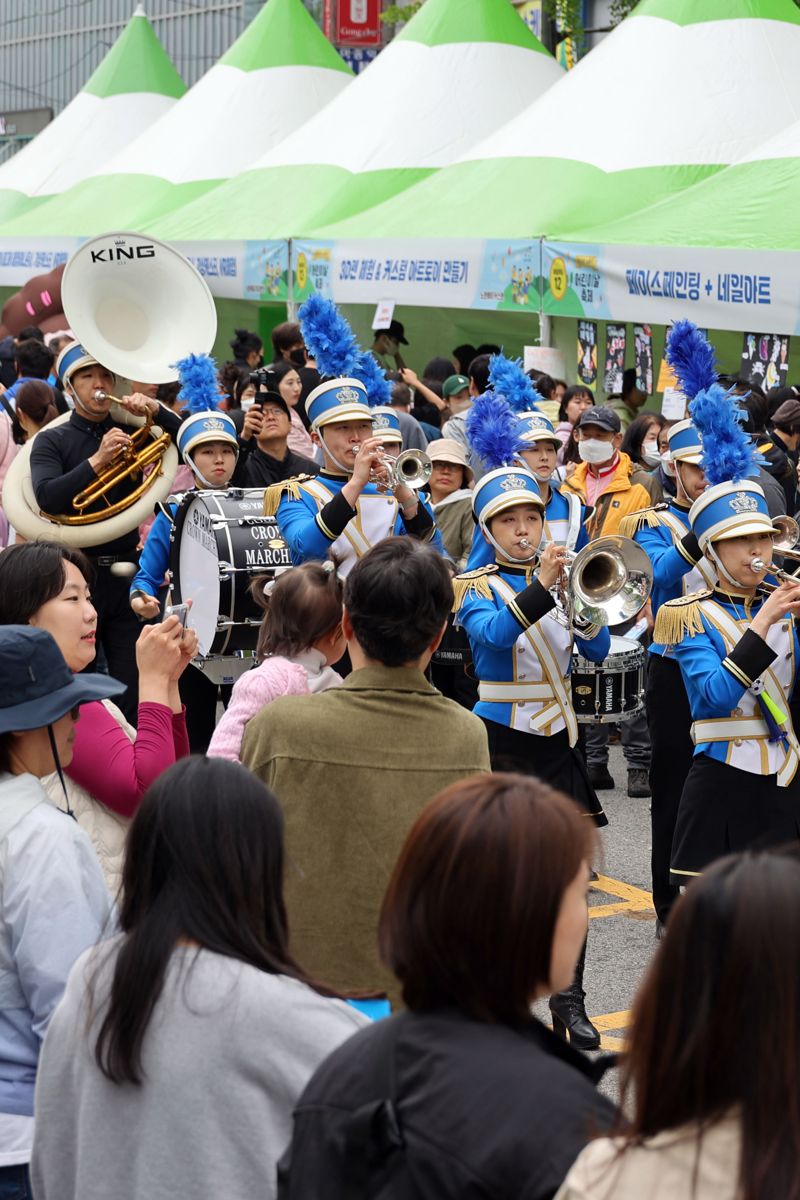 2023 노원구 어린이날 축제 ‘함께해요 노원 네버랜드’가 7일 서울 노원구 노해로 일대에서 열려 행사장을 찾은 어린이들이 즐거운 하루를 보내고 있다. 사진=서동일 기자