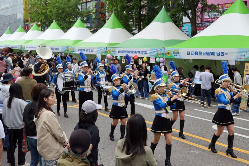 2023 노원구 어린이날 축제 ‘함께해요 노원 네버랜드’가 7일 서울 노원구 노해로 일대에서 열려 행사장을 찾은 어린이들이 즐거운 하루를 보내고 있다. 사진=서동일 기자