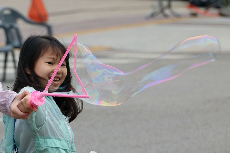 2023 노원구 어린이날 축제 ‘함께해요 노원 네버랜드’가 7일 서울 노원구 노해로 일대에서 열려 행사장을 찾은 어린이들이 즐거운 하루를 보내고 있다. 사진=서동일 기자