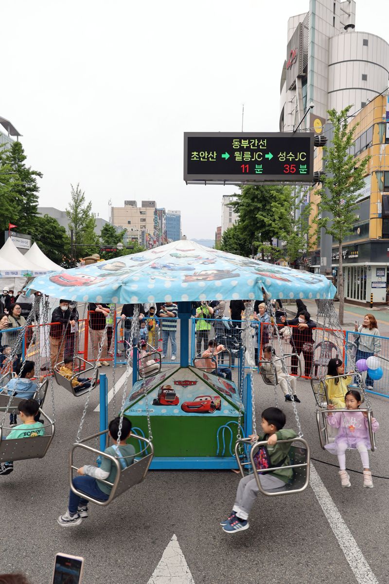 2023 노원구 어린이날 축제 ‘함께해요 노원 네버랜드’가 7일 서울 노원구 노해로 일대에서 열려 행사장을 찾은 어린이들이 즐거운 하루를 보내고 있다. 사진=서동일 기자