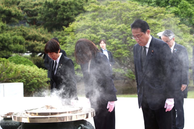 기시다 후미오 일본 총리 내외가 7일 방한 첫 일정으로 서울 동작구 국립현충원을 찾아 헌화하고 참배하고 있다. /사진=뉴스1 외신화상