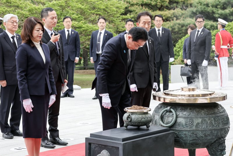 현충원 참배한 기시다, 尹 국빈급 환영인사