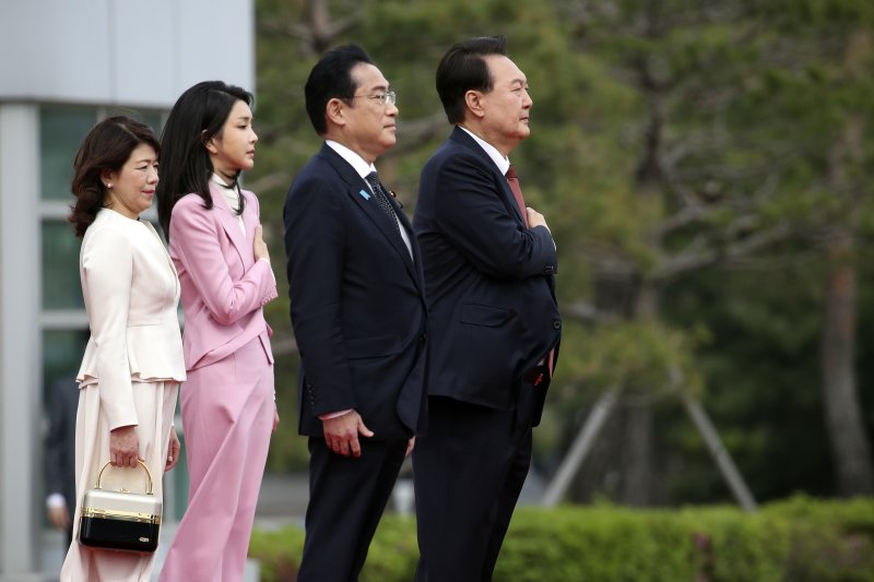 [서울=뉴시스] 전신 기자 = 윤석열 대통령이 7일 서울 용산 대통령실 청사에서 열린 기시다 후미오 일본 총리 공식환영식에서 국기에 경례를 하고 있다. 2023.05.07. photo1006@newsis.com