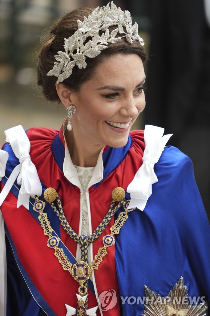 [英대관식] '역사와 왕실의 추억' 담긴 왕비·왕세자빈 의상 Britain’s Kate, Princess of Wales, arrives for Britain's King Charles III and Camilla, the Queen Consort's coronation ceremony, at Westminster Abbey, in London, Saturday, May 6, 2023. (Dan Charity/Pool Photo via AP) POOL PHOTO