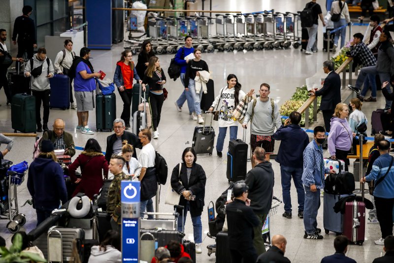 3월 29일 인천국제공항 제1여객터미널 입국장에서 여행객들이 이동하고 있다. 정부는 올해 "내수 활성화를 위해 방한 외국인 관광객 1000만명을 유치하겠다"고 발표했다. 정부는 이날 일본·대만 등 22개국 외국인에 대해서는 전자여행허가제(K-ETA) 없이 입국할 수 있도록 하고 중국·동남아 관광객이 한국에서 무비자로 환승할 수 있도록하는 내용이 담긴 방안을 발표했다. 사진=뉴시스