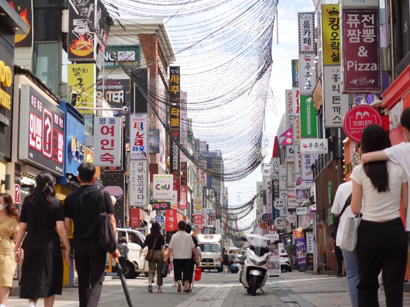 수원역 로데오상권 중 젊은층들의 '만남의 장소'로 가장 인기가 높은 테마거리. 수원도시재단 제공