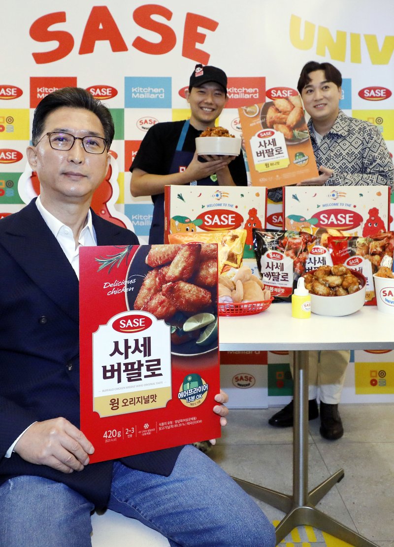 [서울=뉴시스] 최동준 기자 = 냉동 가공식품 기업 사세가 12일 서울 청담동 키치 마이야르에서 팝업레스토랑을 오픈하고 신제품 '사세버팔로' 4종을 소개했다. 김광선 사세 대표, 개그맨 황제성, 요리유튜버 승우아빠가 포즈를 취하고 있다. 2022.10.12. photocdj@newsis.com