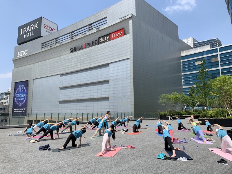 서울 용산구 아이파크몰에서 도심 속 야외 테라스에서 즐기는 '필라테스 위크'가 진행되고 있다. 아래쪽 사진은 지난해 4월 리모델링한 커넥트플레이스 서울역점 내부 전경. HDC아이파크몰·한화커넥트 제공