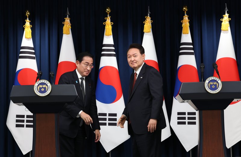 윤석열 대통령과 1박2일 일정으로 한국을 찾은 기시다 후미오 일본 총리가 7일 서울 용산 대통령실 청사에서 열린 공동 기자회견이 끝난 뒤 인사를 나누고 있다. 연합뉴스