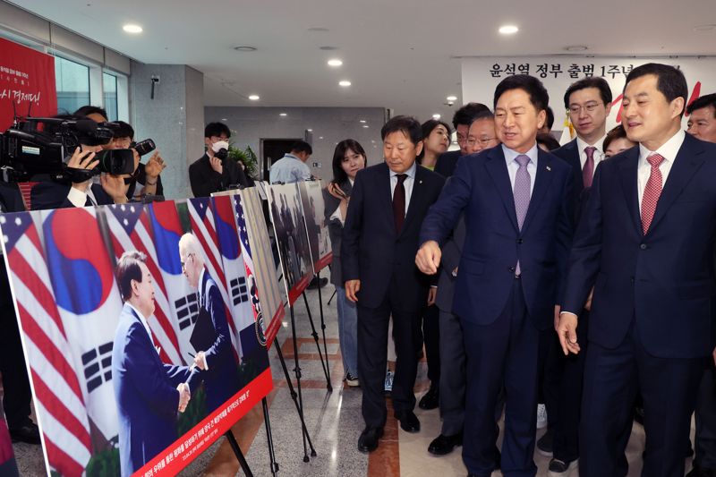 윤석열 정부 1주년 사진전 보는 김기현 대표