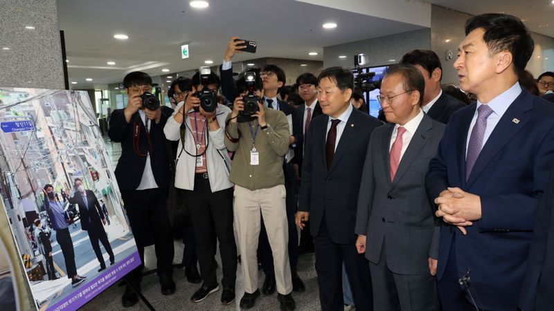 윤석열 정부 1주년 사진전 보는 김기현 대표