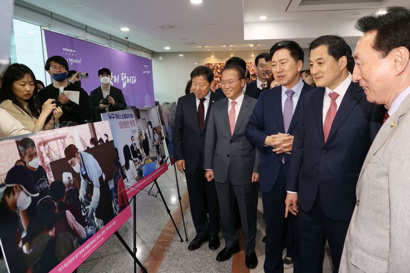 윤석열 정부 1주년 사진전 보는 김기현 대표