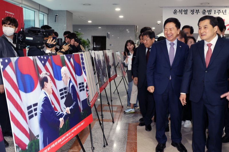 윤석열 정부 출범 1주년 사진전 관람하는 김기현 대표 (서울=연합뉴스) 이정훈 기자 = 국민의힘 김기현 대표 등 지도부가 8일 오전 국회 의원회관에서 열린 '윤석열 정부 출범 1주년 사진전'에서 전시된 사진을 둘러보고 있다. 2023.5.8 [공동취재] uwg806@yna.co.kr (끝)