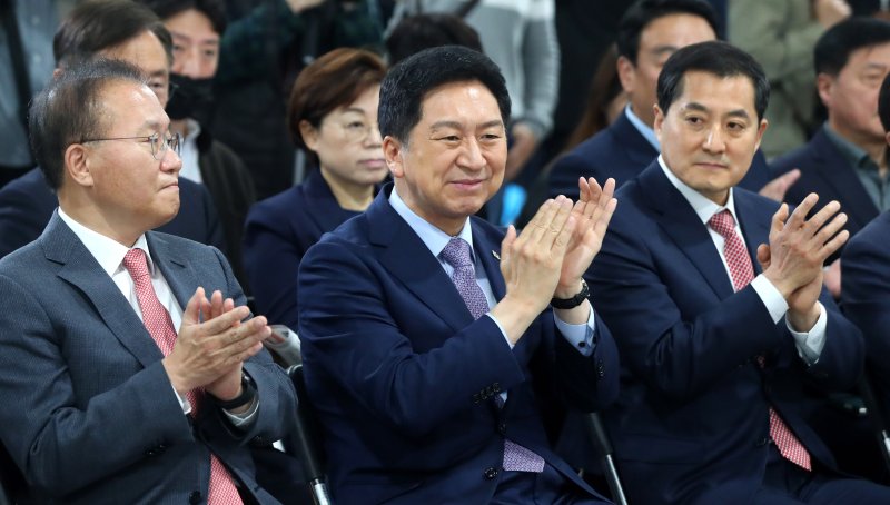 [서울=뉴시스] 추상철 기자 = 김기현 국민의힘 당 대표가 8일 오전 서울 여의도 국회에서 열린 '윤석열 정부 출범 1주년 사진전'에 참석해 박수를 치고 있다. 2023.05.08. scchoo@newsis.com