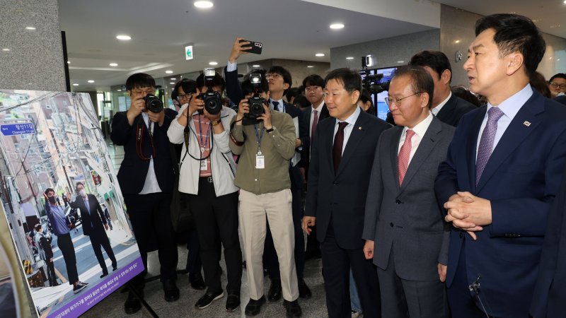 [서울=뉴시스] 추상철 기자 = 김기현 국민의힘 당 대표가 8일 오전 서울 여의도 국회에서 열린 '윤석열 정부 출범 1주년 사진전'에 참석해 사진을 둘러보고 있다. (공동취재사진) 2023.05.08. photo@newsis.com