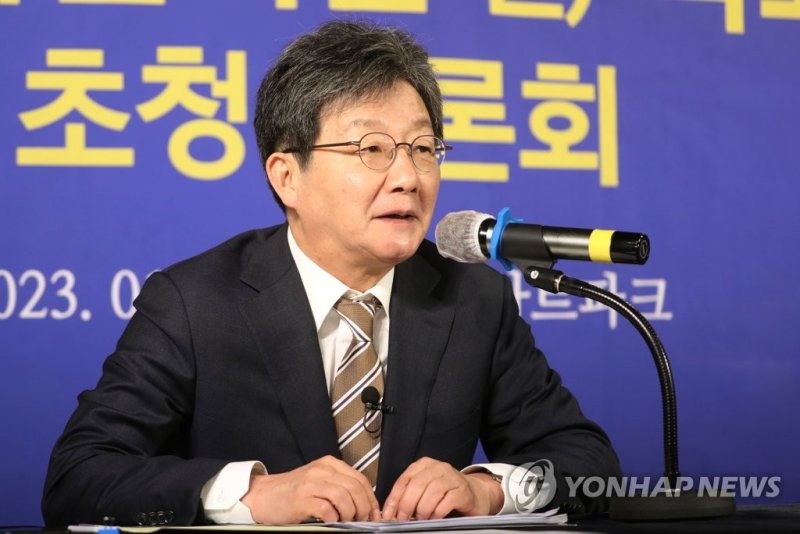 발언하는 유승민 전 의원 발언하는 유승민 전 의원 (대구=연합뉴스) 김현태 기자 = 국민의힘 유승민 전 의원이 11일 오전 대구 아트파크에서 열린 대구·경북 언론인 모임 '아시아포럼21' 초청토론회에서 발언하고 있다. 2023.1.11 mtkht@yna.co.kr (끝)
