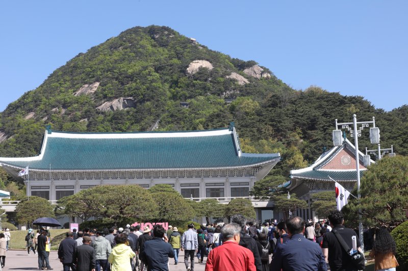 [서울=뉴시스] 조성봉 기자 = 지난달 19일 오전 서울 종로구 청와대를 찾은 시민들이 봄을 만끽하고 있다. 2023.04.19. suncho21@newsis.com /사진=뉴시스