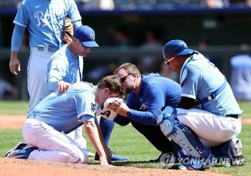 의료진의 치료를 받는 야브로 [게티이미지/AFP=연합뉴스]