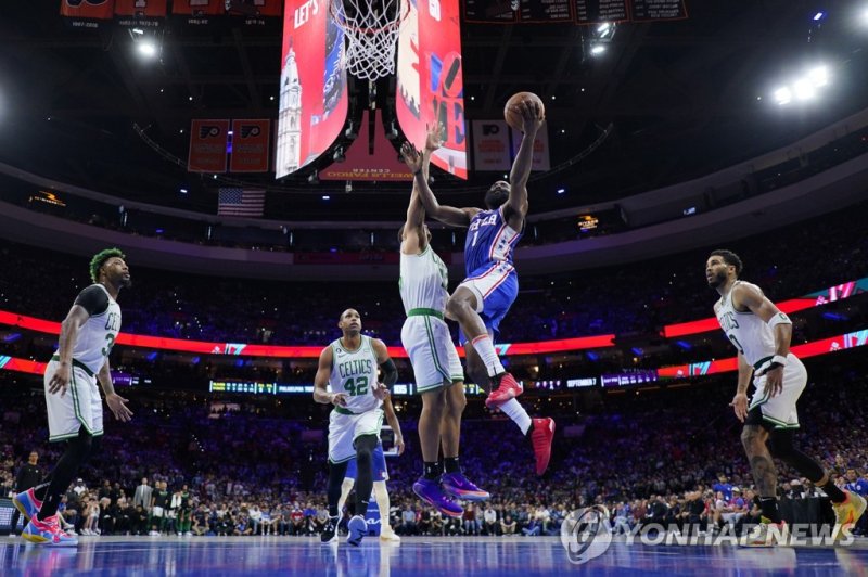 슛하는 필라델피아 제임스 하든 Philadelphia 76ers' James Harden (1) goes up to shoot against Boston Celtics' Malcolm Brogdon during the second half of Game 4 in an NBA basketball Eastern Conference semifinals playoff series, Sunday, May 7, 2023, in Philadelphia. (AP Photo/Matt Slocum)