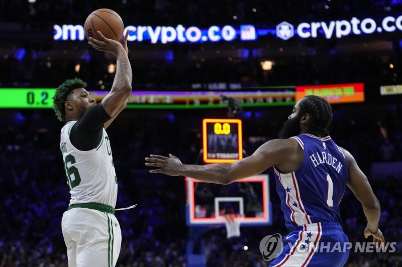 종료 버저가 울린 뒤 슛을 쏘는 보스턴 셀틱스 마커스 스마트 Boston Celtics' Marcus Smart goes up to shoot against Philadelphia 76ers' James Harden during overtime of Game 4 in an NBA basketball Eastern Conference semifinals playoff series, Sunday, May 7, 2023, in Philadelphia. (AP Photo/Matt Slocum)