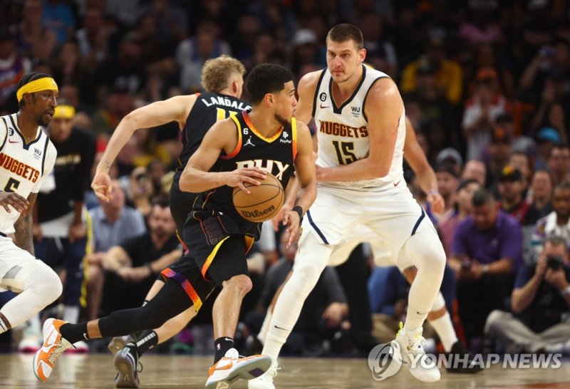 드리블하는 피닉스 선스의 데빈 부커 May 7, 2023; Phoenix, Arizona, USA; Phoenix Suns guard Devin Booker (1) moves the ball against Denver Nuggets center Nikola Jokic (15) in the second half during game four of the 2023 NBA playoffs at Footprint Center. Mandatory Credit: Mark J. Rebilas-USA TODAY Sports