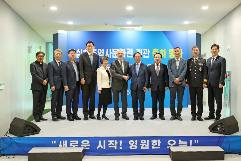 임실치즈역사문화관 개관식, 심민 군수(왼쪽 일곱번째)와 이성재 군의장(왼쪽 여덟번째), 프랑수아 봉땅 주한벨기에대사(왼쪽 여섯번째) 등 참석자들이 함께 기념사진을 찍고 있다. *재판매 및 DB 금지