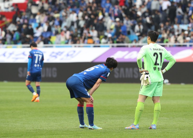 30일 오후 경기 수원시 팔달구 수원월드컵경기장에서 열린 프로축구 ‘하나원큐 K리그1 2023' 10라운드 수원 삼성 블루윙즈와 대구FC의 경기에서 0대1로 패배한 수원 선수들이 그라운드에 있다. 이번 경기도 패한 수원은 10경기 째 무승을 기록하며 리그 최하위를 유지했다. 2023.4.30/뉴스1 ⓒ News1 김영운 기자